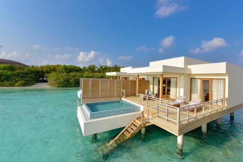 المسبح في Dhigali Maldives - A Premium All-Inclusive Resort أو بالجوار