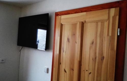 TV a/nebo společenská místnost v ubytování Chata Mir
