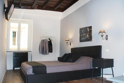 ローマにあるSuityRHome RioneMonti118のベッドルーム(大型ベッド1台、窓付)