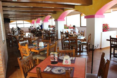 Hotel Villa de Cortez tesisinde bir restoran veya yemek mekanı