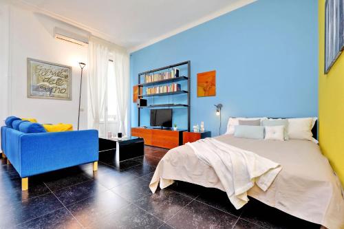 ミラノにあるALTIDO Colorful Studio for 2 near city lifeのベッドルーム1室(ベッド1台、青い椅子付)