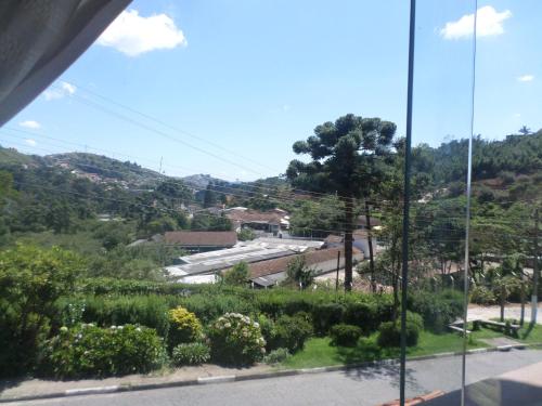 Aussicht aus dem Fenster eines Hauses in der Unterkunft Casa Da Severina in Campos do Jordão