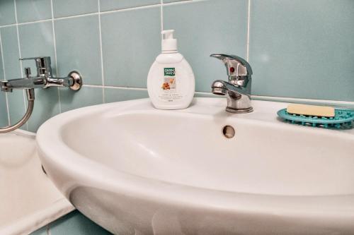 Bilik mandi di Apartment on Raisy Okipnoi 5