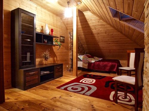Wilkowisko的住宿－Chata wsród Malw，一间设有楼梯、一张床和地毯的房间