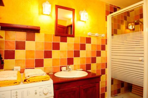 a bathroom with a sink and a mirror at Clos du Veyrier in Bédoin