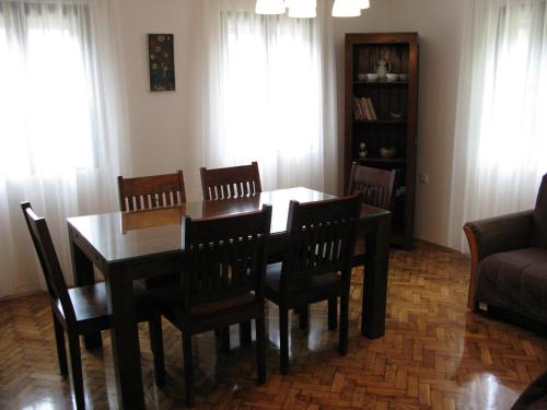 y sala de estar con mesa de comedor y sillas. en Holiday House Rastoke Pod Lipom, en Slunj