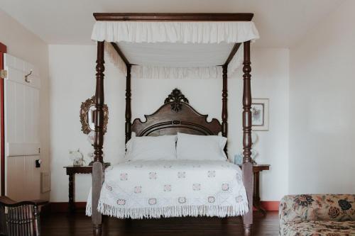 Una cama o camas en una habitación de Maison Mouton Bed & Breakfast