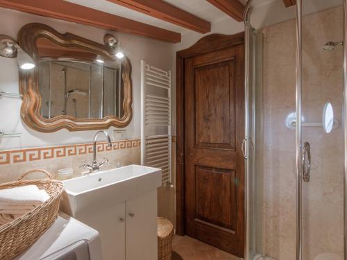 フィレンツェにあるRiver Dreamのバスルーム(シンク、鏡付きシャワー付)