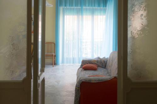 - un salon avec un canapé et une fenêtre dans l'établissement Casa Leda, à Sperlonga