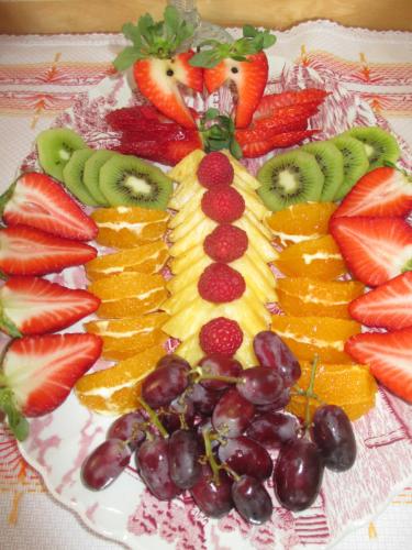 a platter of fruit on a table at GästeHaus Rudolf u. Sandra DENK in Wösendorf