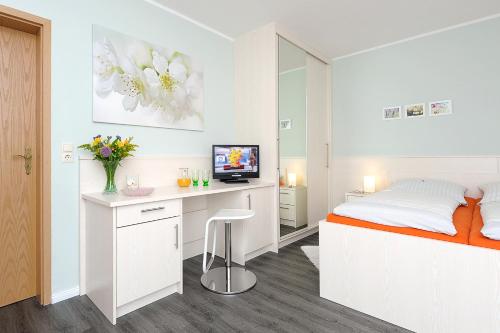 TV a/nebo společenská místnost v ubytování Hotel garni Haus am Meer