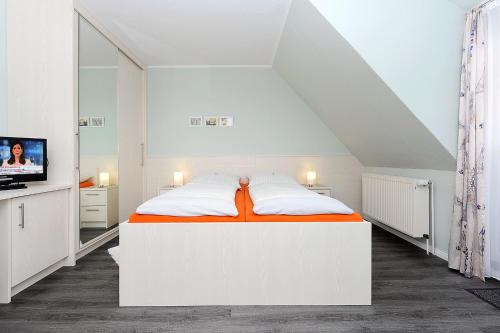 TV a/nebo společenská místnost v ubytování Hotel garni Haus am Meer