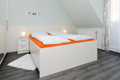 Postel nebo postele na pokoji v ubytování Hotel garni Haus am Meer