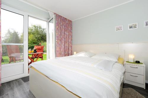 Postel nebo postele na pokoji v ubytování Hotel garni Haus am Meer
