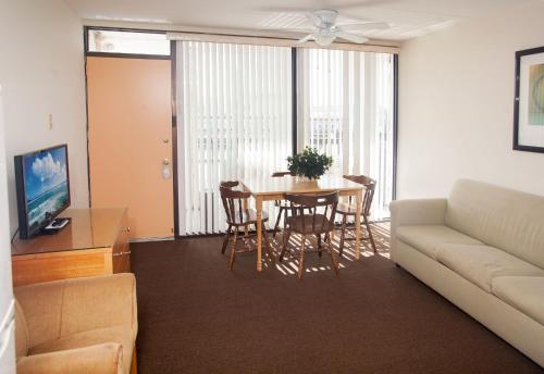 a living room with a table and chairs and a couch at Horizon Motor Inn-Beach Block & Close to Morey's Piers in North Wildwood