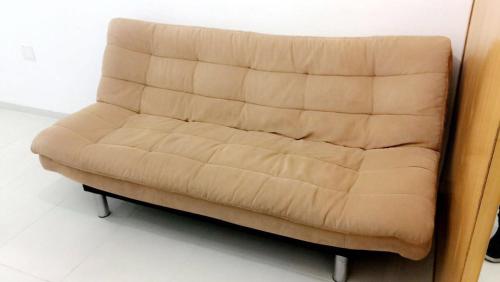 un sofá de cuero marrón sentado en una habitación en Rua Dr Diogo de Faria,671 apto 85, en São Paulo