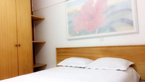 1 dormitorio con 1 cama con 2 almohadas blancas en Rua Dr Diogo de Faria,671 apto 85, en São Paulo