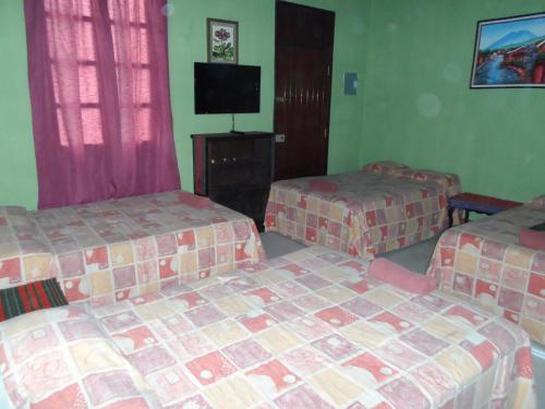 Una cama o camas en una habitación de Casa Landivar Hotel
