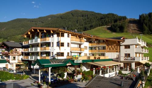 duży hotel z górą w tle w obiekcie Wellness- und Familienhotel Egger w Saalbach Hinterglemm
