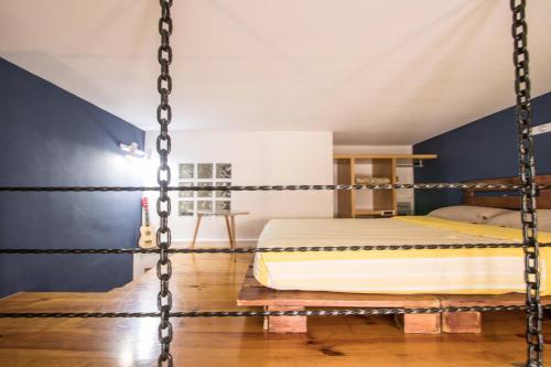 eine Schaukel in einem Schlafzimmer mit einem Bett in der Unterkunft Studio Mezzanine Bleu in Roquebrune-Cap-Martin