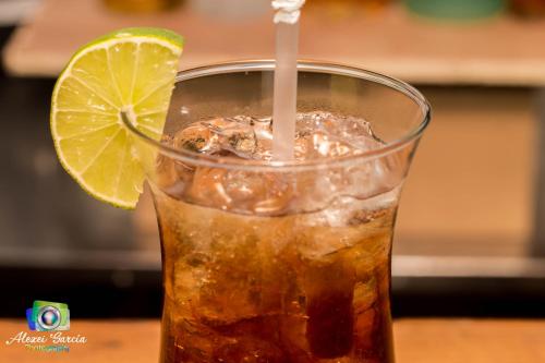 a drink with a slice of lime on a table at Hotel & Restaurant Fleur de Lis in Concepción de Ataco