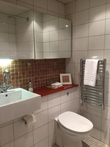 A bathroom at manorhaus RUTHIN - manorhaus collection 