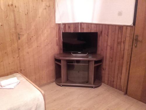 una habitación con una mesa pequeña con TV. en House Pribić, en Vrelo Koreničko