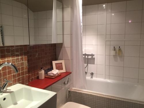 A bathroom at manorhaus RUTHIN - manorhaus collection 