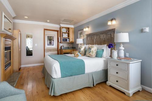 a bedroom with a large bed with a wooden headboard at Moonstone Cottages in Cambria