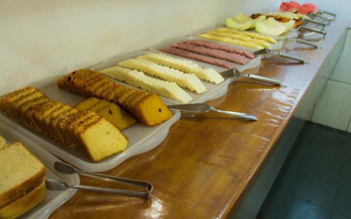 un buffet avec différents types de nourriture sur une table dans l'établissement Pousada Valmar, à Aracaju