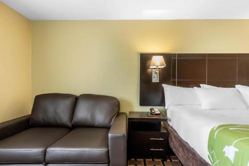 Katil atau katil-katil dalam bilik di Econo Lodge Boaz