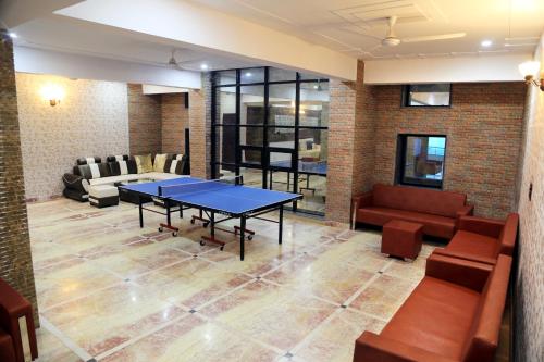 Instalaciones para jugar ping pong en Hotel Ravine Palace o alrededores