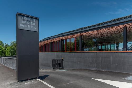 a sign in front of a building at Villaverde Hotel Spa&Golf Udine in Fagagna