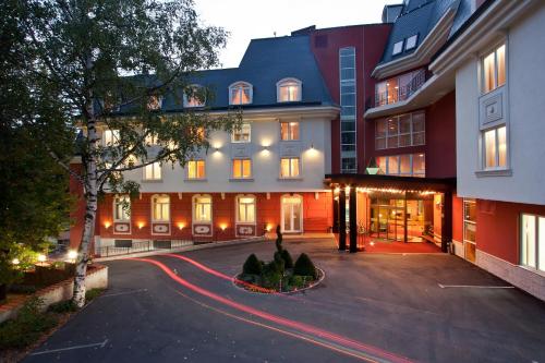 a building with a courtyard with a fountain in the middle at Balneo Complex & Spa Aquatonik in Velingrad
