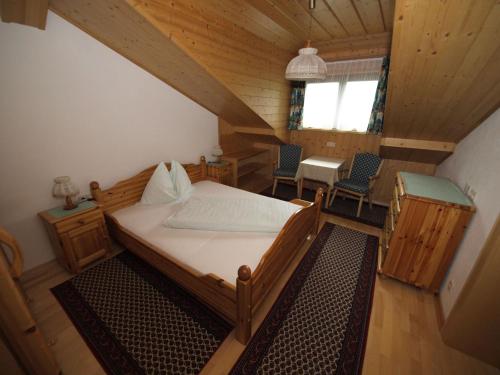 マルタにあるFrühstückspension Kärntnerhofのベッドルーム1室(ベッド1台、テーブル、椅子付)