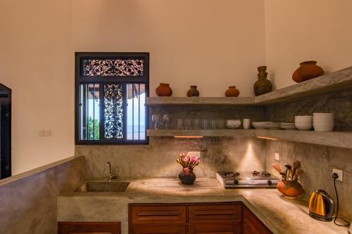Η κουζίνα ή μικρή κουζίνα στο Blue Parrot Beach Villa