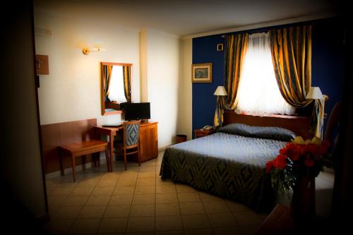Postel nebo postele na pokoji v ubytování Hotel Ristorante Rinelli
