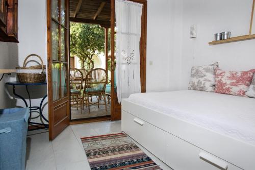 シビリにある#Luxlikehome-Siviri Cuteのベッドルーム1室(ベッド1台付)、パティオへのドアが備わります。