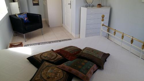 - une chambre avec un lit doté de 4 oreillers dans l'établissement Valley View B&B, à Brengues