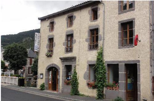 Afbeelding uit fotogalerij van Hôtel des Voyageurs in Ferrières-Saint-Mary