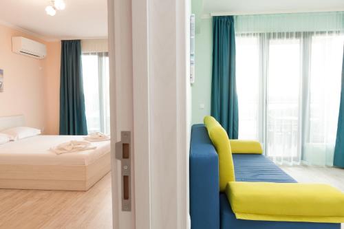 Кровать или кровати в номере La Mer Apartments