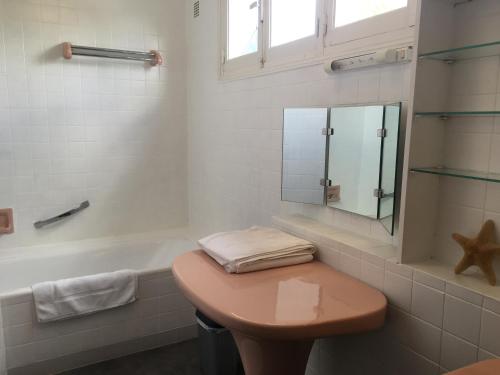 Salle de bains dans l'établissement La Verte Campagne - Hotel Restaurant La Mare Vallouine 50660 Trelly