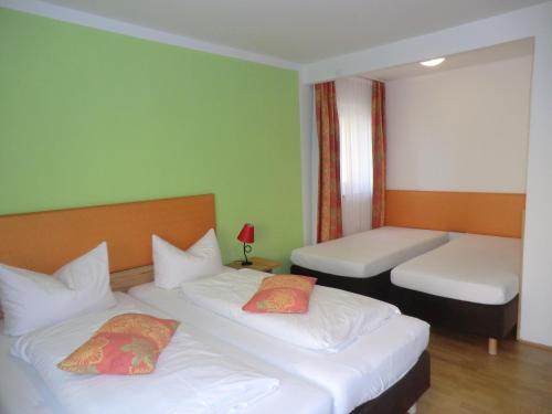 a room with two beds and a room with twounks at Hotel Pension Haydn in Munich