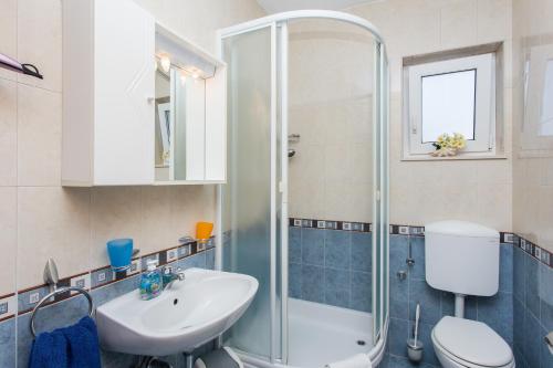Koupelna v ubytování Apartments Mira