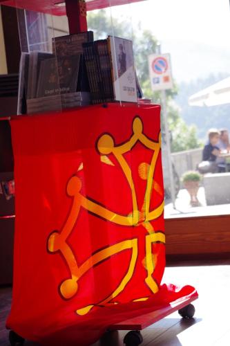 a red bag with yellow drawings on it at Rifugio Galaberna in Ostana