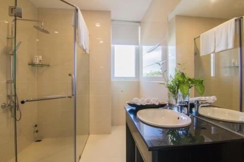 a bathroom with two sinks and a shower at Cassabella Hotel & Apartments in Vung Tau