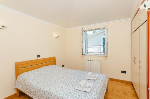 - une chambre avec un lit et une fenêtre dans l'établissement Boka Apartment 1, à Herceg-Novi