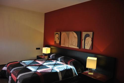Castellar的住宿－Can Vinyals Holiday Home，一间卧室配有一张带两盏灯的床。