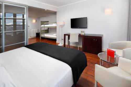 Μια τηλεόραση ή/και κέντρο ψυχαγωγίας στο Apartamentos HG Cerler