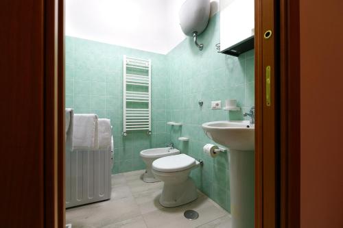 ヴィーコ・エクエンセにあるIl Tiglio Cavoのバスルーム(トイレ、洗面台付)